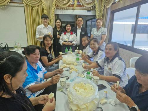 สตรีอำเภอวังจันทร์ ร่วมใจประดิษฐ์ดอกไม้จันทน์